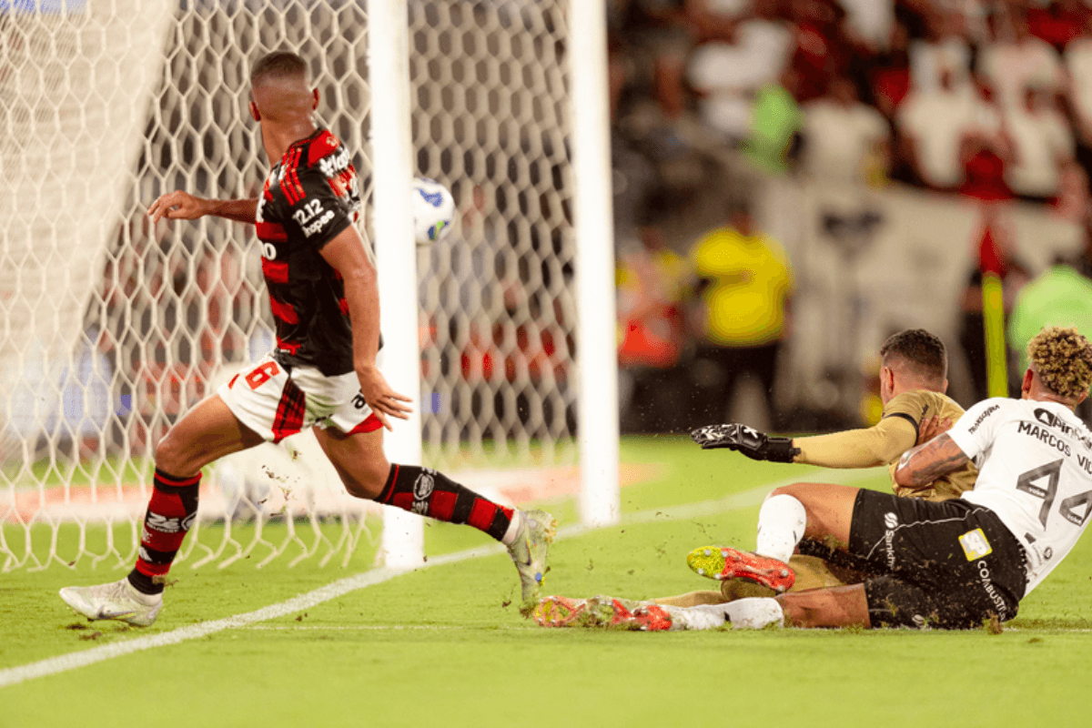 Flamengo ganha reforços para buscar virada contra o Lanús na Recopa